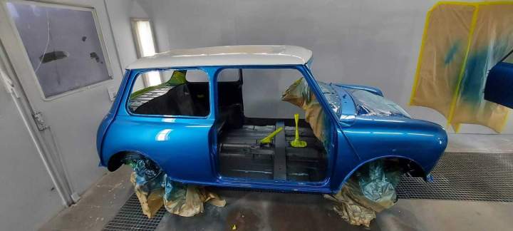 Austin Mini classique repeinte La Réunion