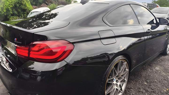 Vue de profil d'une BMW M4 Coupé peinte Full Noir La Réunion